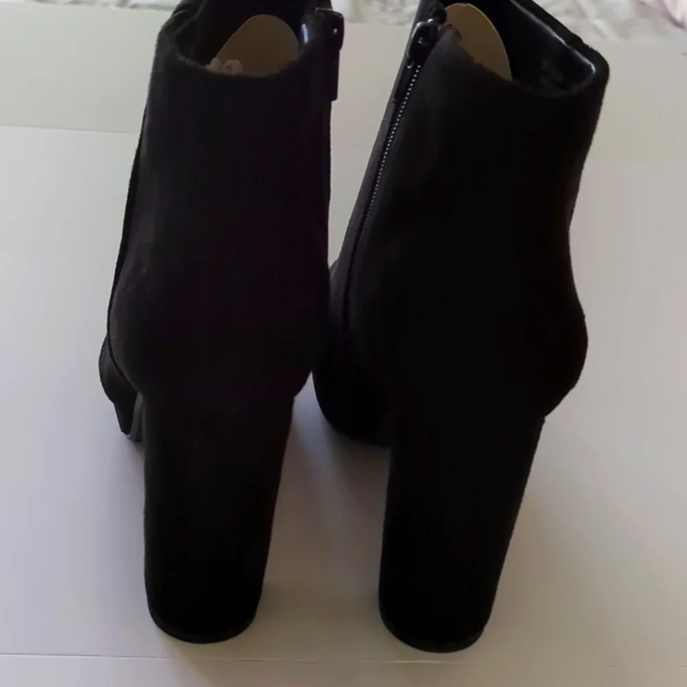 Dream Pairs Stomp Black Block Heeled Zip- up side Booties